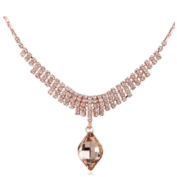 ๐ Swarovski Crystals Droplet Necklace - Picture 1 of 9